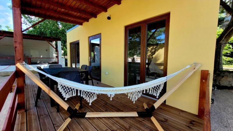 Sunny Resort Donji Karin Bagian luar foto